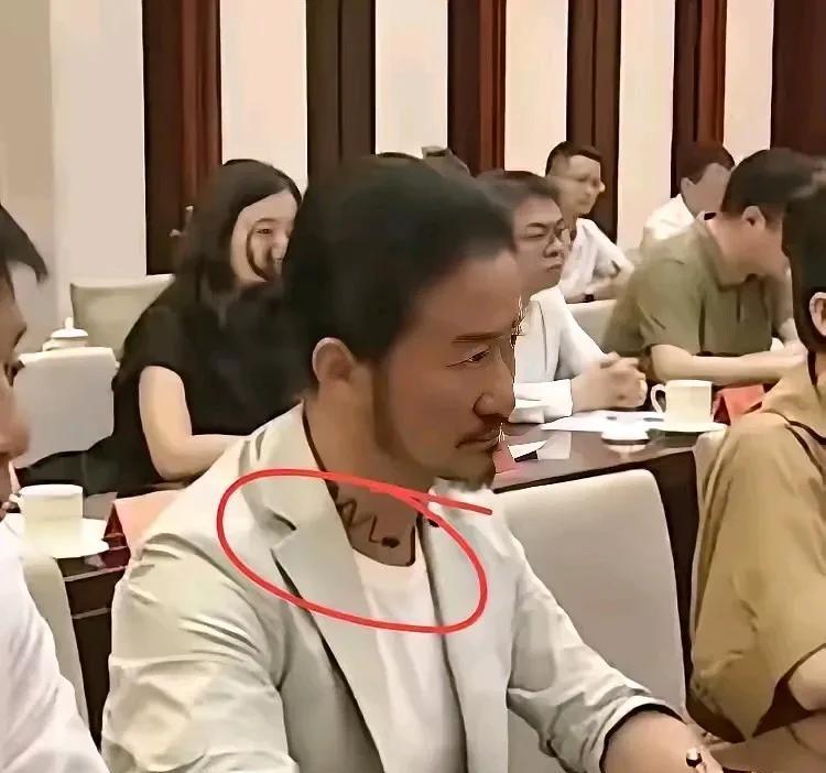 吴京越来越不修篇幅了，留长头发，续胡子，还有网友发现他脖子里还有“纹身”。