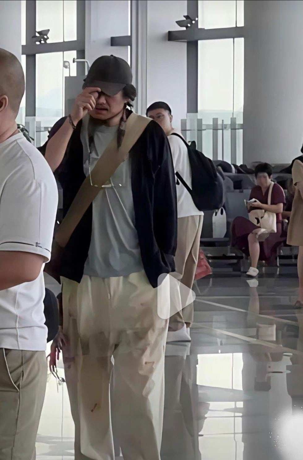 你以为他是流浪汉？其实人家穿的是巴黎世家​​​