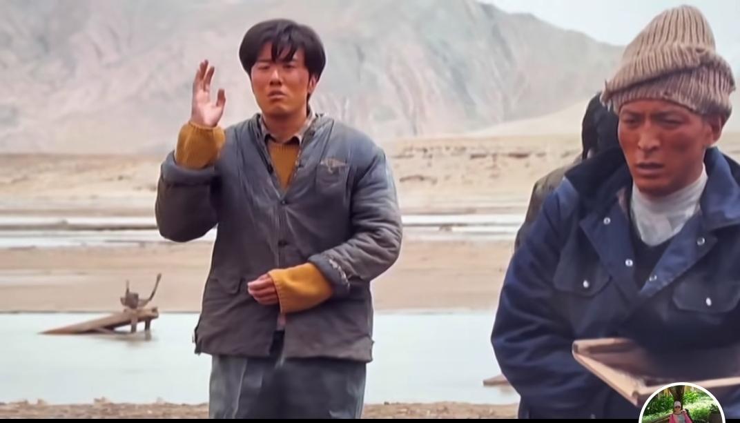 在《生命树》中，饰演记者邵云飞的张哲成了全剧最大的惊喜。他相貌平平，可一出场便