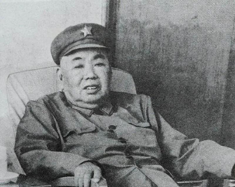 毛主席病逝后，飞机迟迟不肯飞，许世友连催3次，机长才说出原因。伟人离开后，许世友