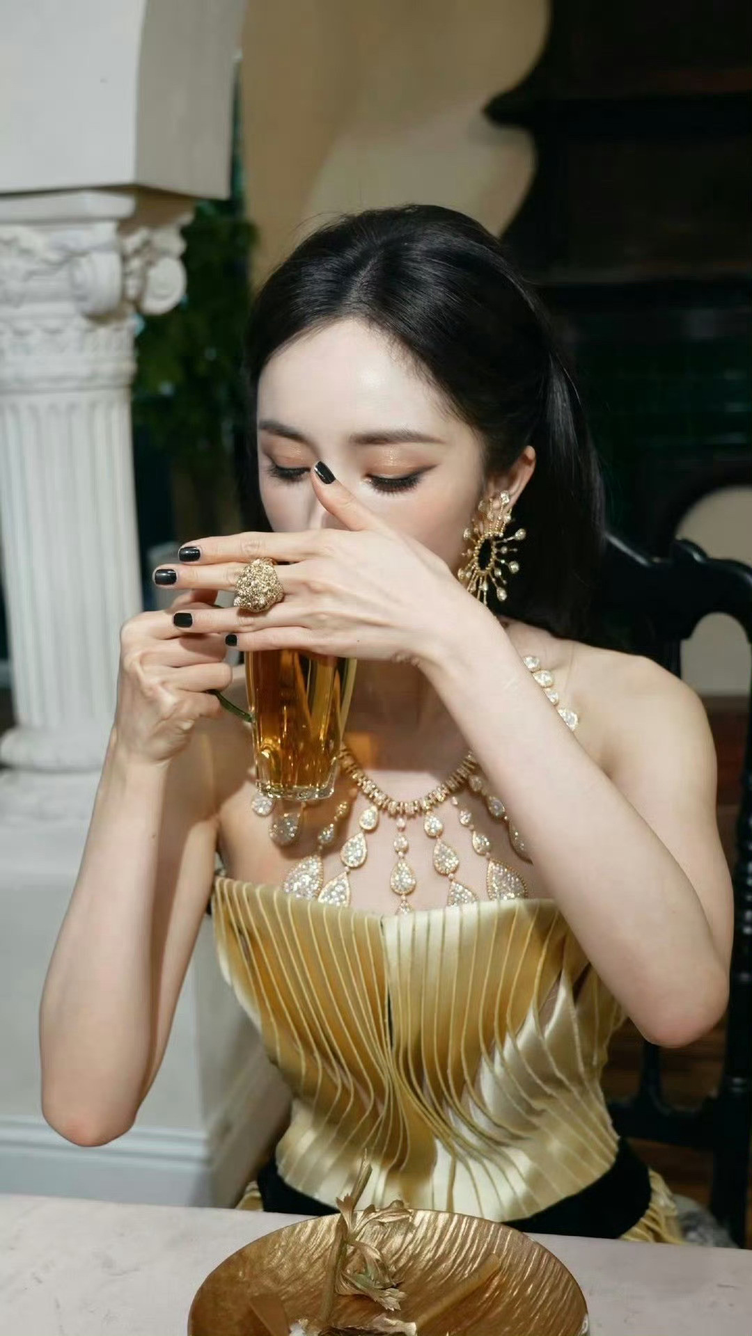 杨幂：珠光宝气你们懂这个眼影搭配珠宝和这件衣服多美吗杨幂珠光宝气
