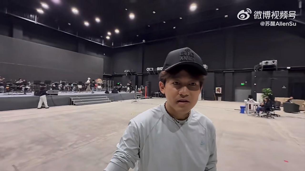 苏醒更新了《老歌手的日常》记载了哥几个彩排花絮。合体演唱会排练了两天，今天在《