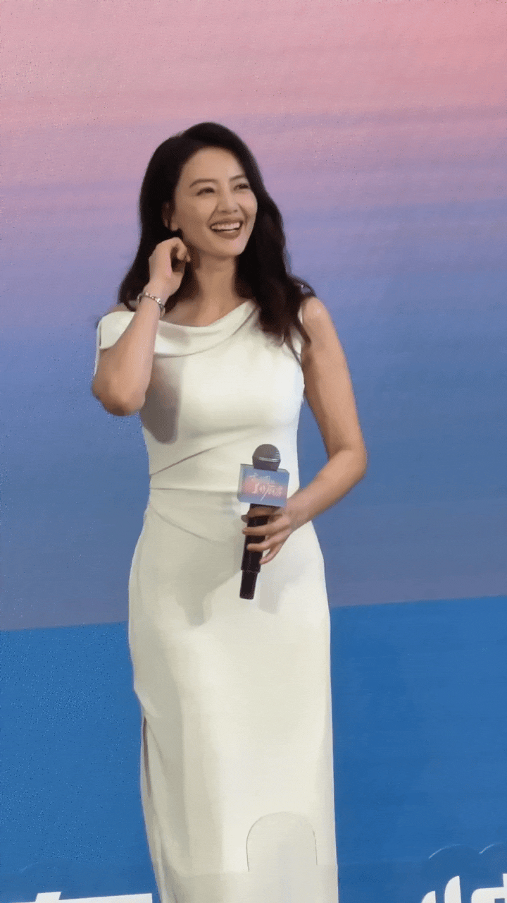 高圆圆明媚的笑容里有自信和愉悦，也有淡定和从容，优雅的体态令人羡慕，最后一张点赞