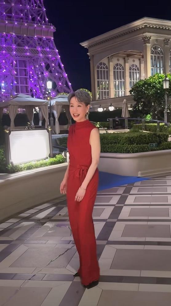 叶童啊叶童都63岁了，怎么还那么美真是让人羡慕嫉妒呀身穿红色长裙的你漫