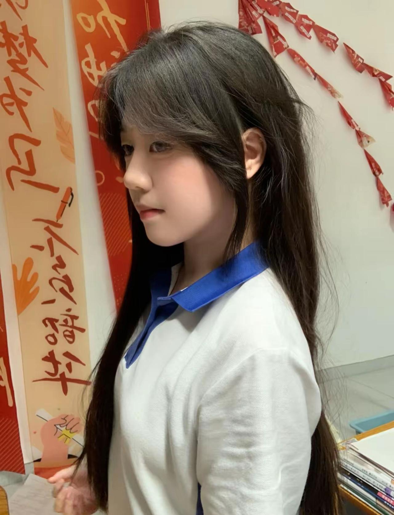 🎈蓝领白衫配长发，在满是红幅的房间里，把青春的清甜和节日的热闹，都揉进了这安