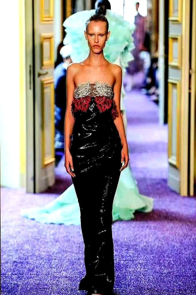 白鹿团队是懂逆风翻盘的，从流水线造型被全网吐槽到红毯杀疯了。还记得之前那件“