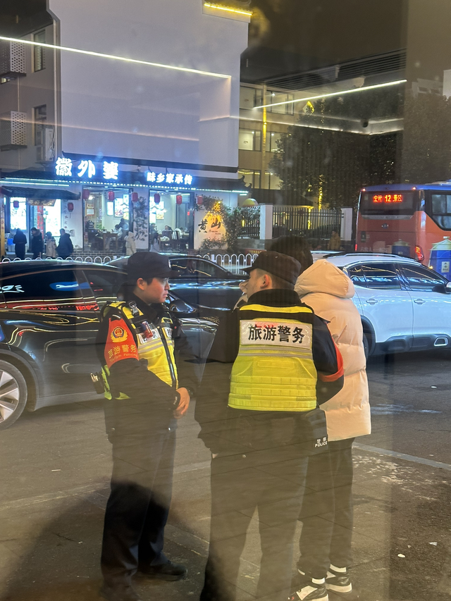 开着守卫模式我报警了把车停到停车场出去玩了，因为停在了不熟悉得地方，就习惯性得