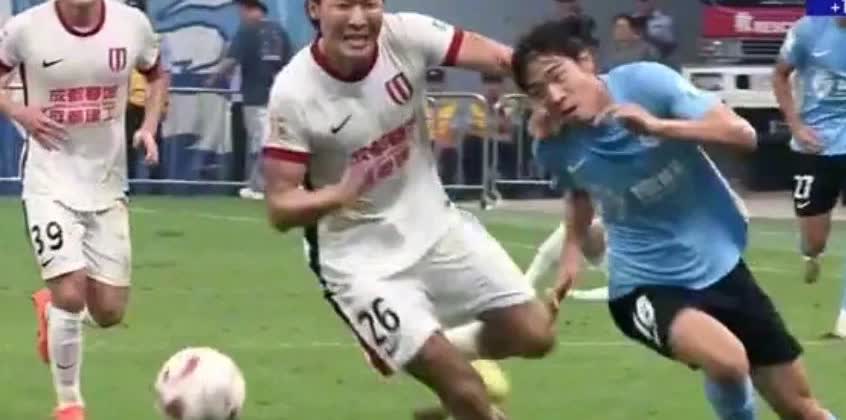 成都蓉城球迷没有责怪元敏成！元敏成被红牌罚下（两黄变一红）但他做了他还做的事情，