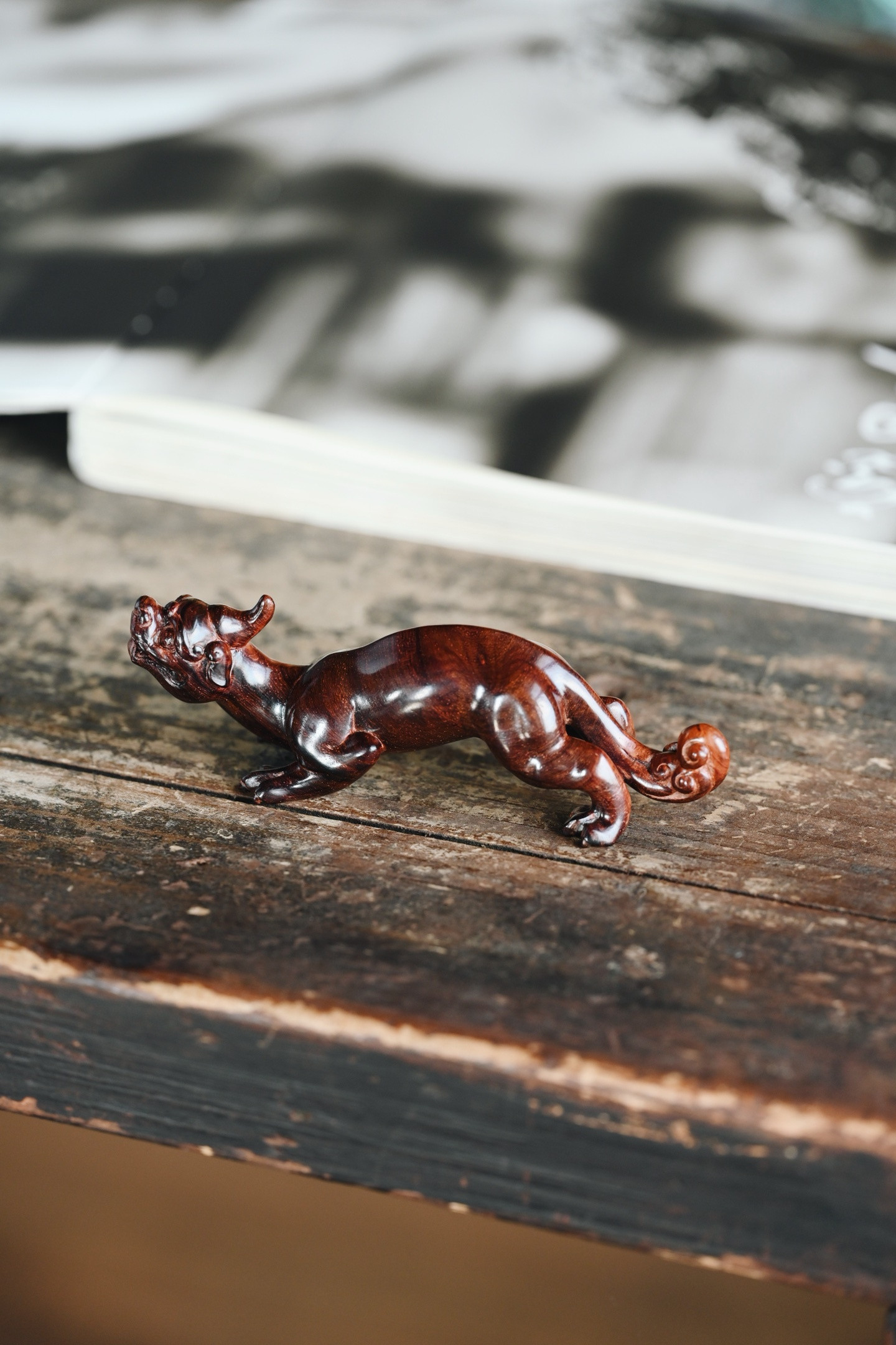 黄花梨|螭龙紫油梨，料质细腻，螭龙身形矫健，游宛欲行，圆首阔口，双目炯炯有神