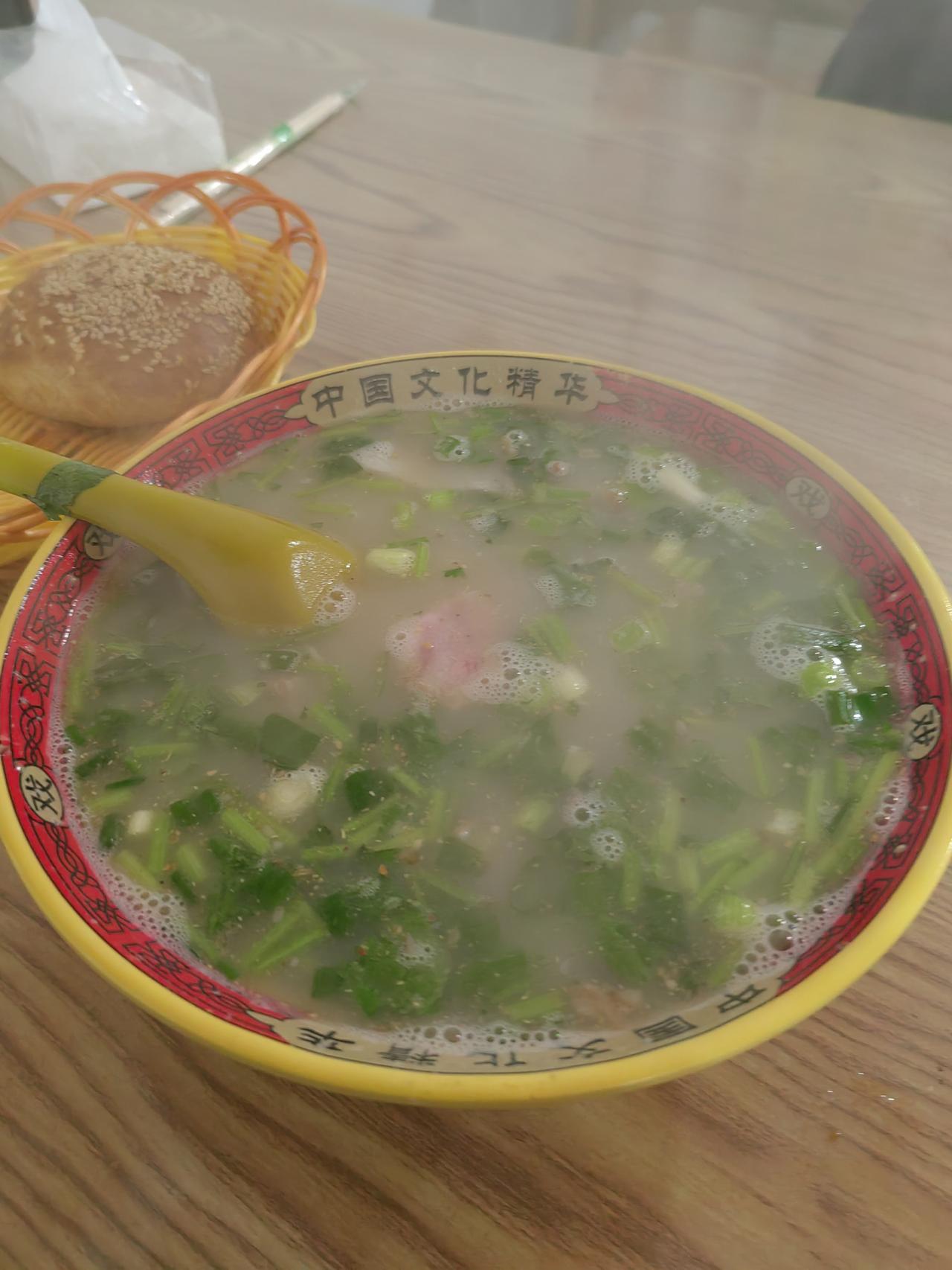 还是听朋友讲这家羊肉汤不错，说是北京特色很浓，所以有来尝一尝。尝完之后才觉得，原