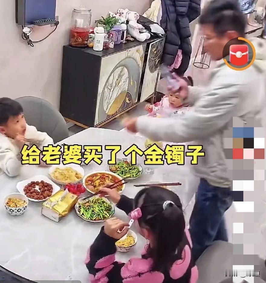 好温馨幸福啊。吃饭前妻子正在厨房做最后一道菜，老公将买给妻子的镯子放在老婆的饭