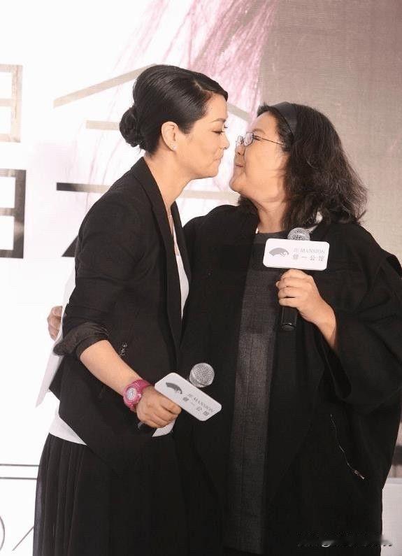 “每一个人都在和他谈一个买卖。”你看这十几个字，像不像一把手术刀，把那个金碧辉