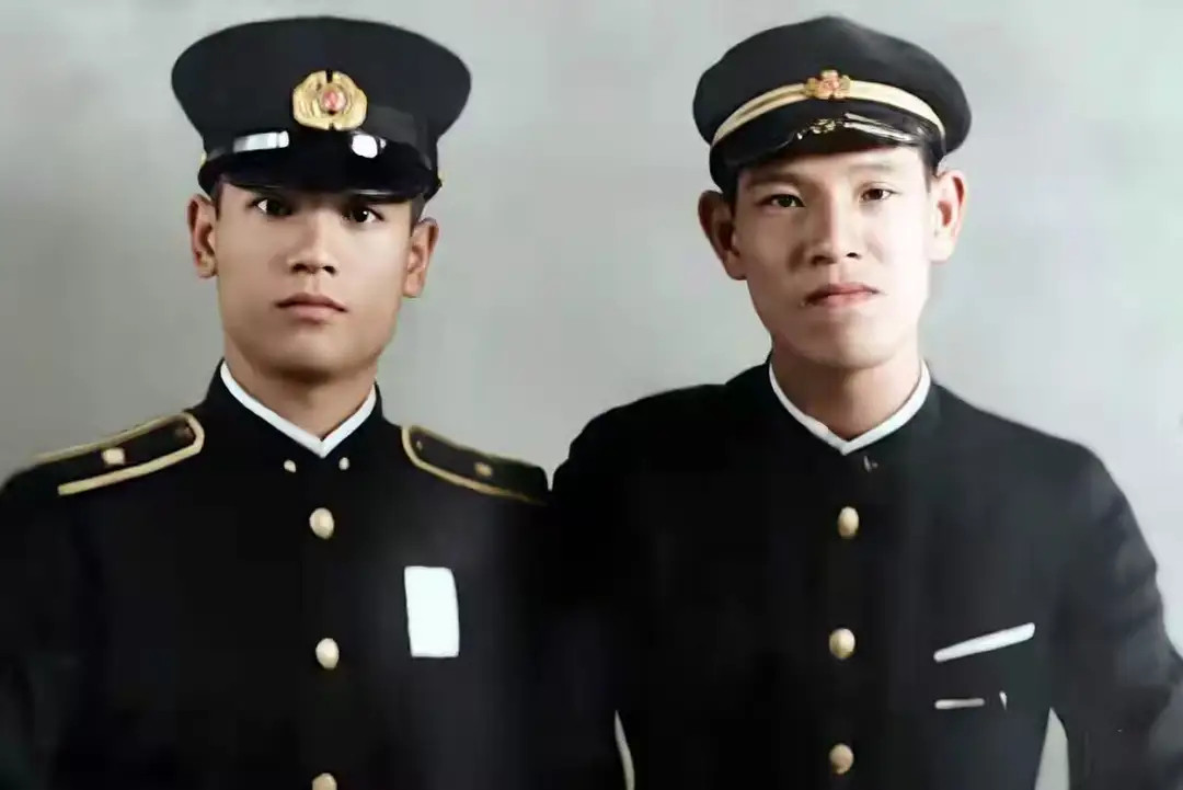 1943年台湾，李登辉与兄长李登钦的合影，镜头中他穿着台北高等学校的日式学生服装