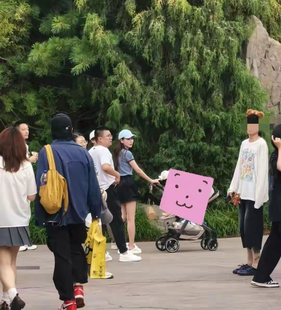汪小菲马筱梅带娃北京环球影城游玩，小玥儿小汪宝都在
