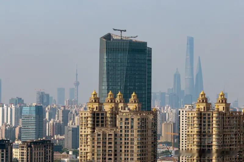 上海楼市有个高位接盘的房东哭了。他是2015年的时候，手上拿着100万存款，本