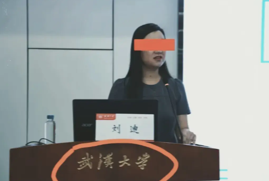 刘迪当上主任了。法院判肖某没骚扰那天，她给杨景媛打了第八通电话。凌晨一点，通
