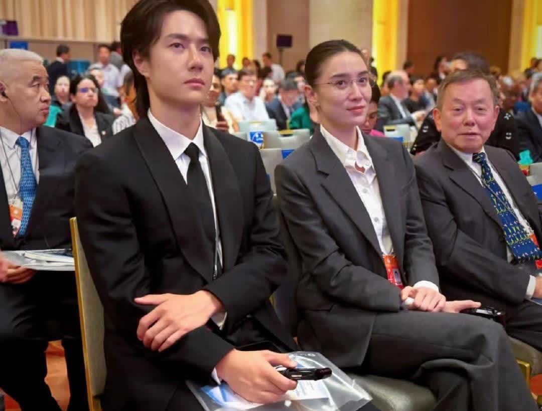 王一博从下午三点开会到差十分钟七点，将近四个小时，他始终正襟危坐，腰板笔直。