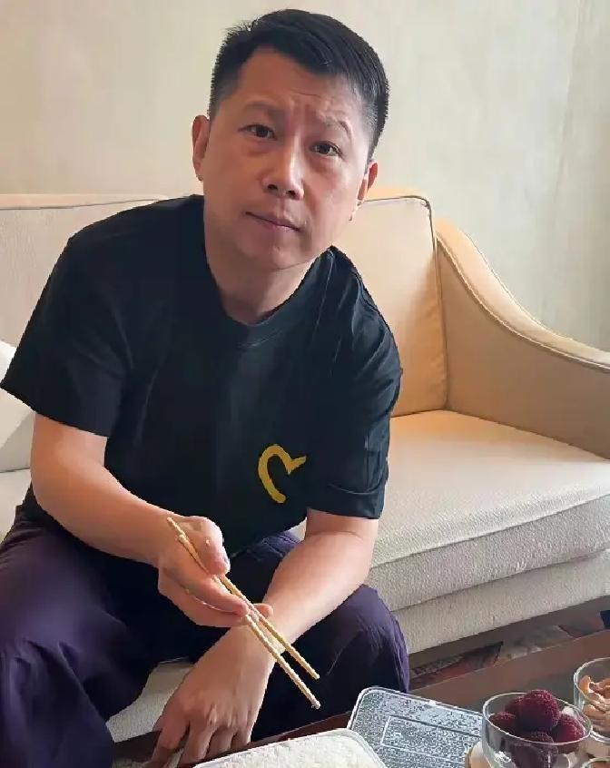 相声圈不少网友时常聊起何沄伟与岳云鹏截然不同的发展轨迹，二人境遇的差异也让很多观