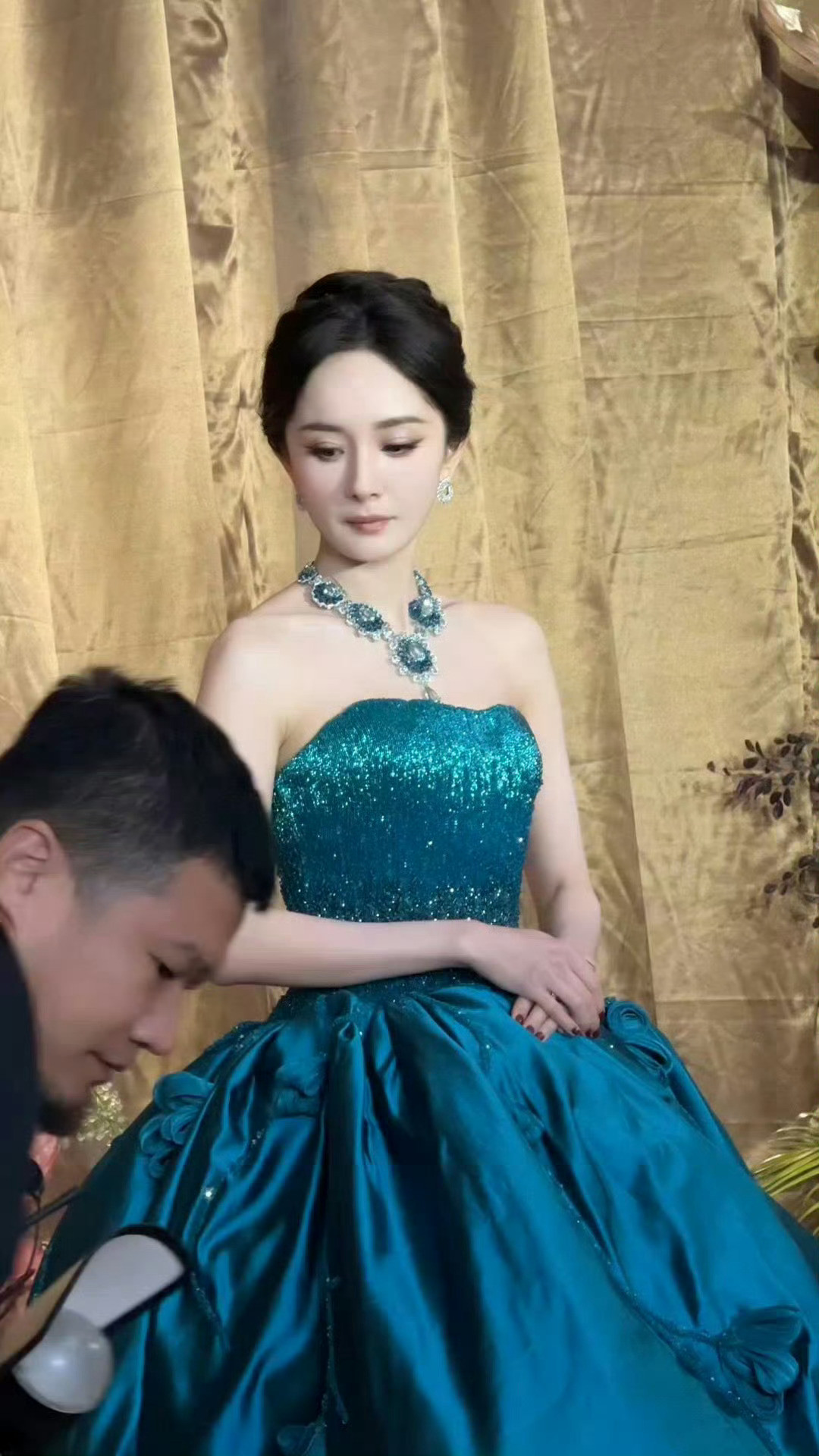 杨幂蓝孔雀女王看到现场生图真的被惊艳到说不出话精致的眼妆与礼服呼应