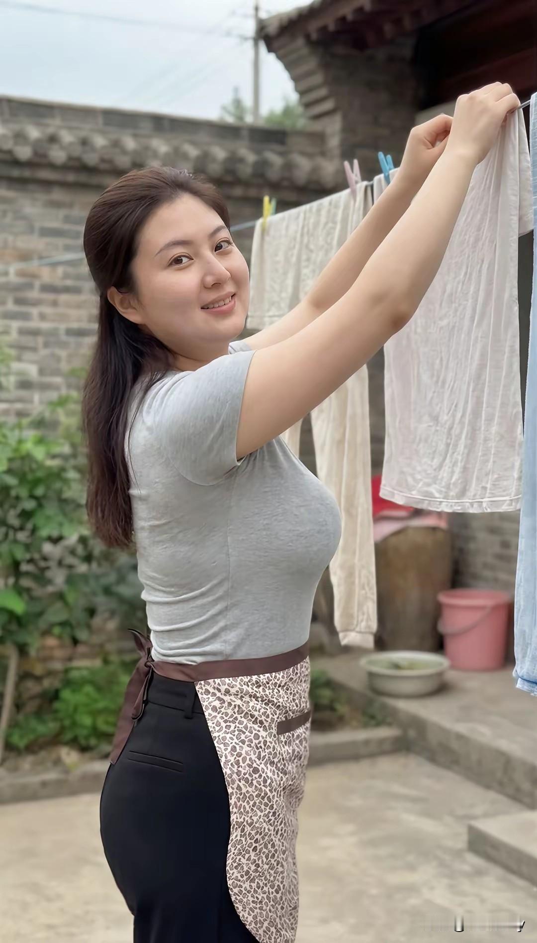 找老婆，长相是一方面外，还是要找贤惠能干的，有勤快的贤内助，这样的话，男人就省了