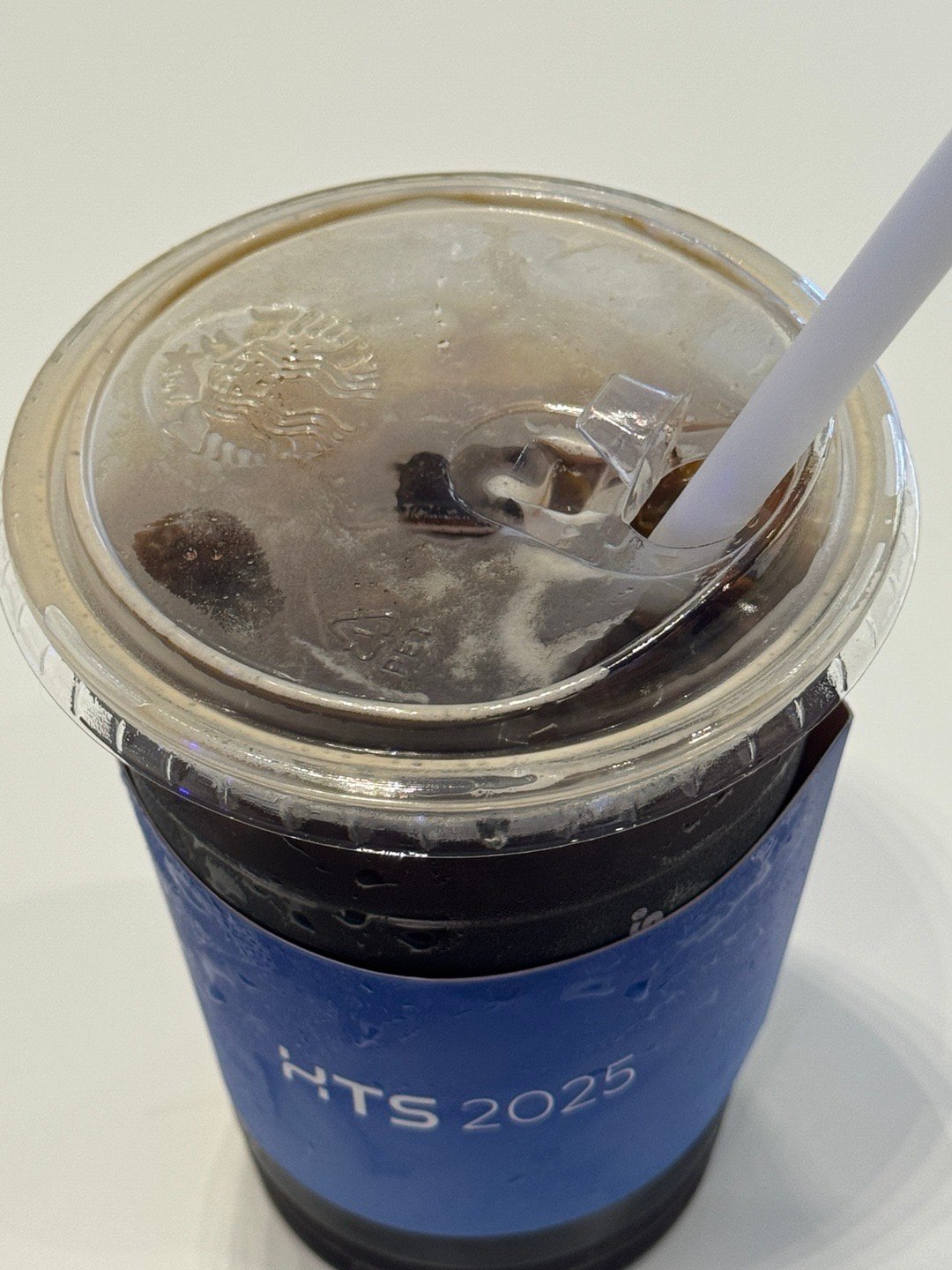 就睡了三个小时脑袋都放空了不来杯咖啡真熬不住