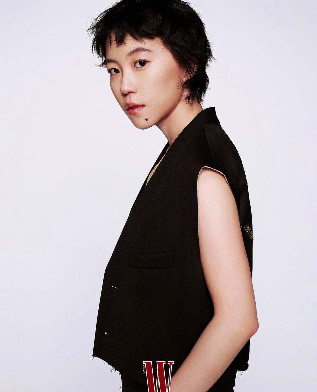 窦靖童没有结婚生子的打算，她曾经甚至想过摘除子宫，这件事遭到王菲的强烈反对。王菲