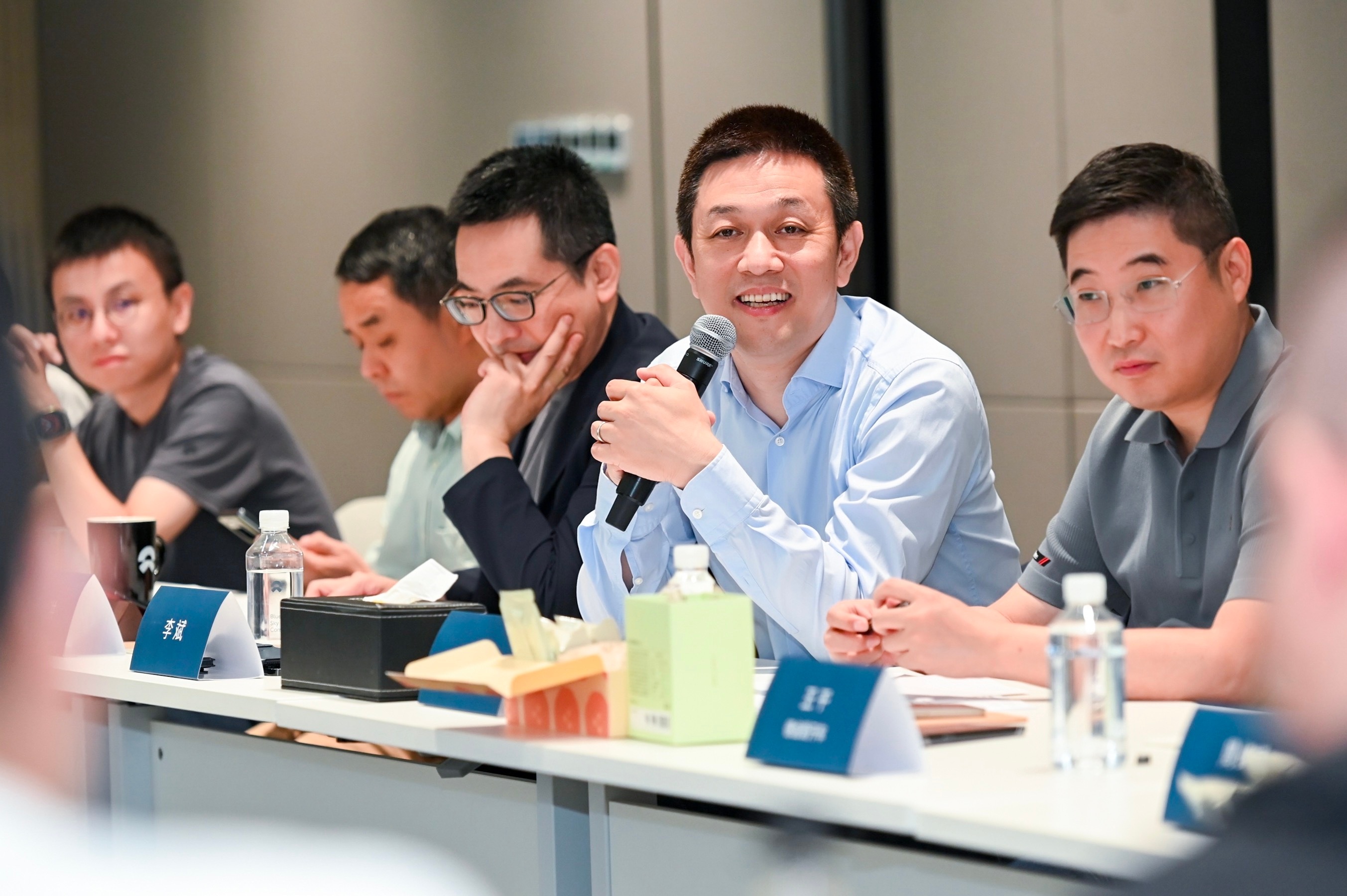 今天上午在漕河泾参加了一场蔚来汽车CEO李斌、总裁秦力洪出席的沟通会，简单摘