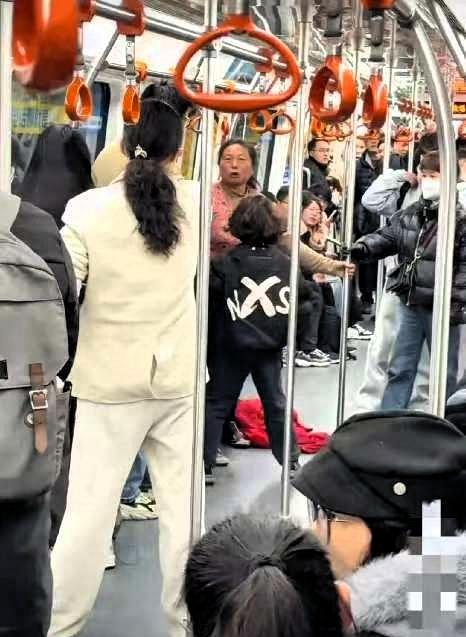 12月6日，杭州地铁上发生了一起让人震惊的事件。12月6日，杭州地铁车厢内