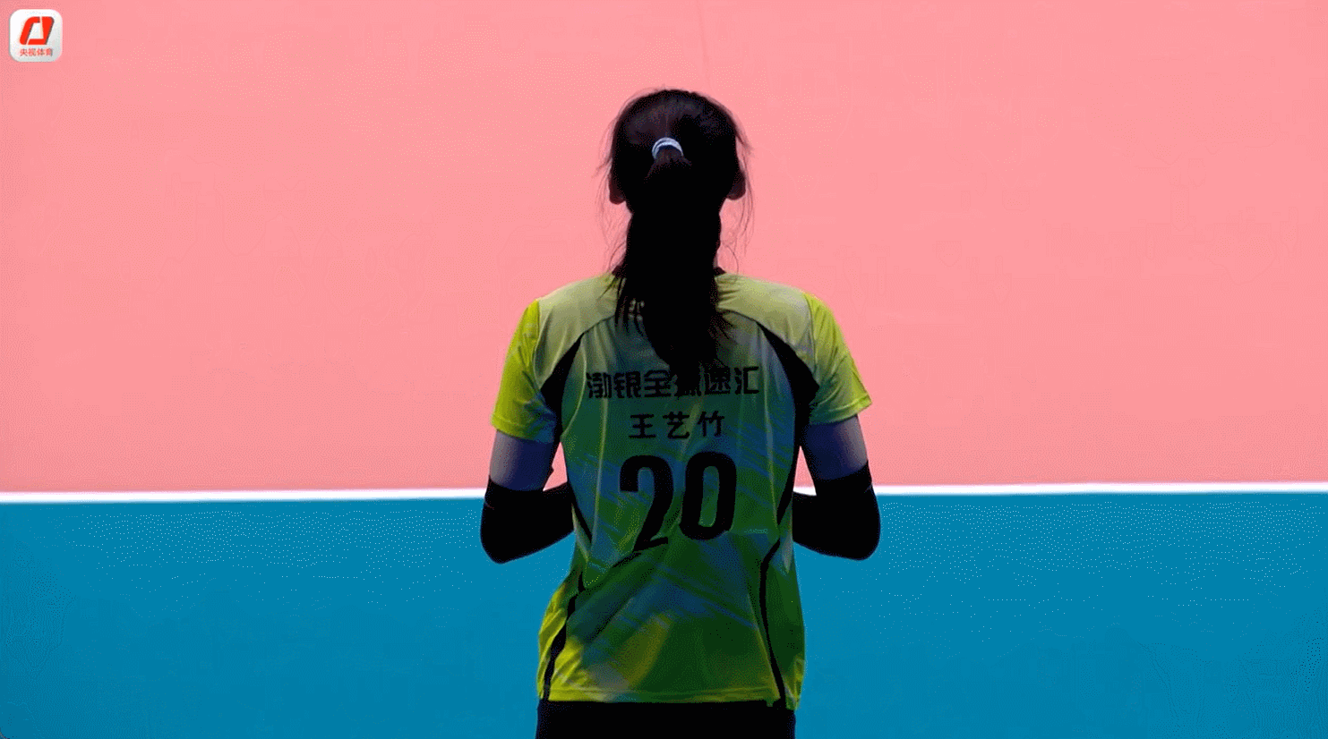 天津队前两分都是李盈莹拿的，某些球员感觉是不是信心都打没了……在4号位的到位球，