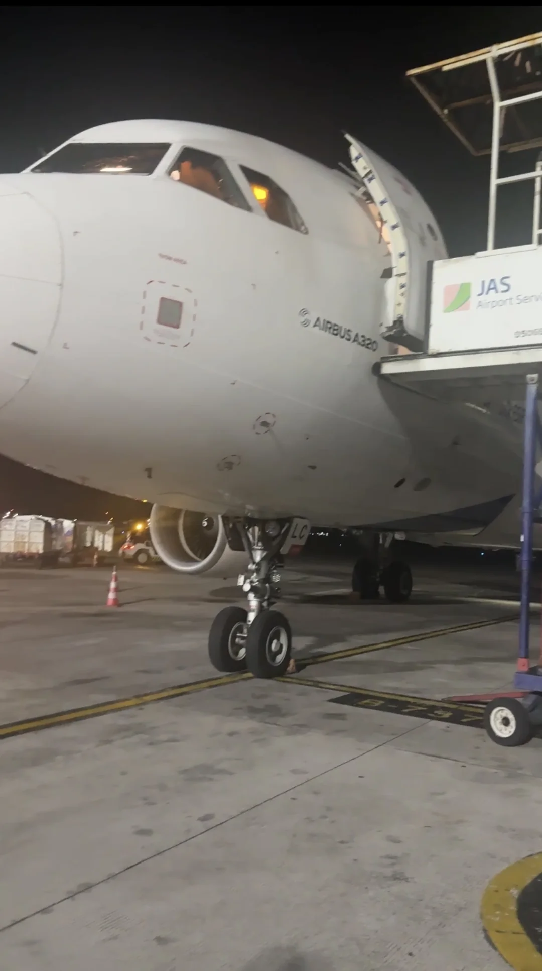 翎亚航空飞机紧急迫降 跑道上突然急刹！！！