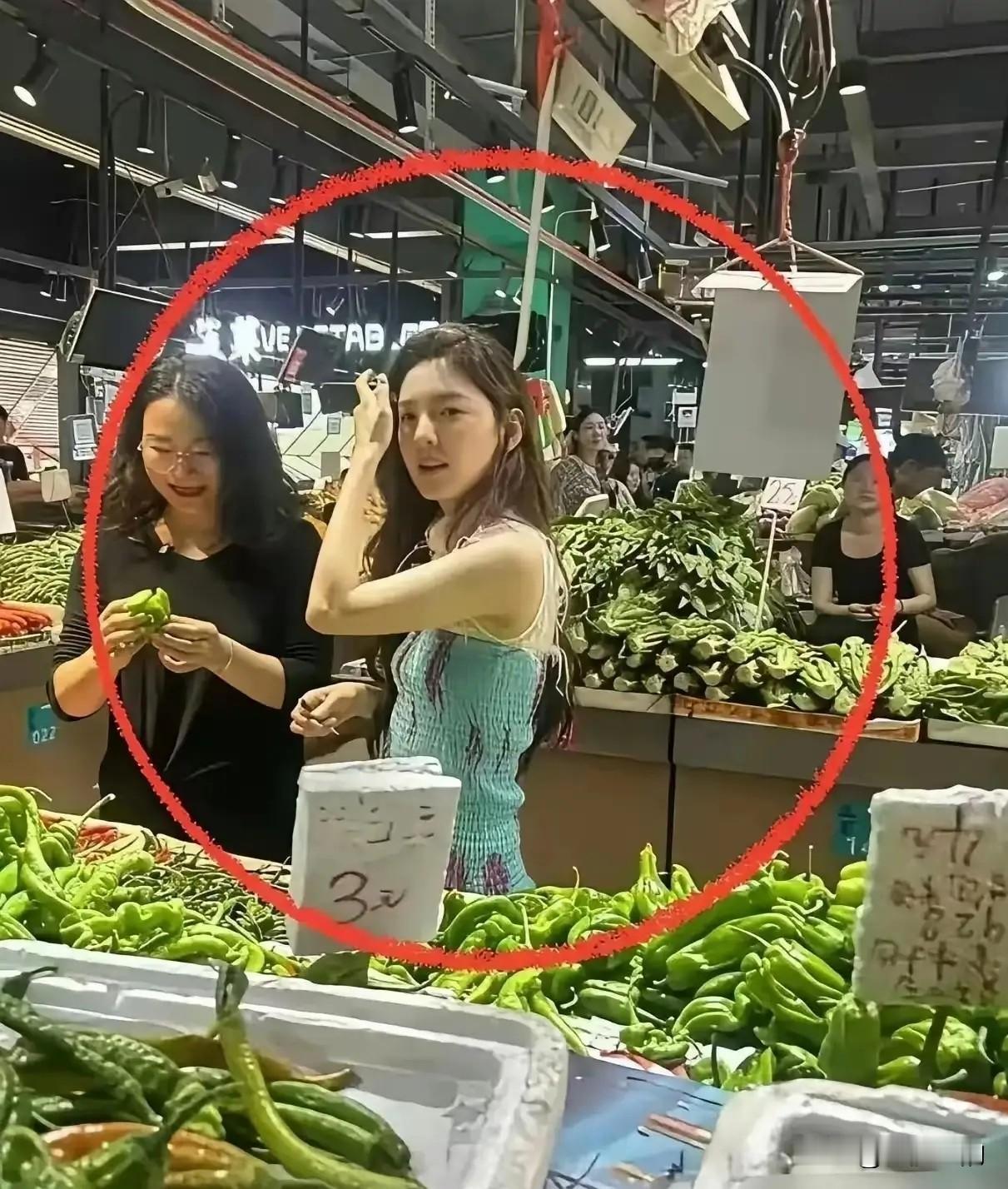 真想不到呀！女神也要出来买菜。