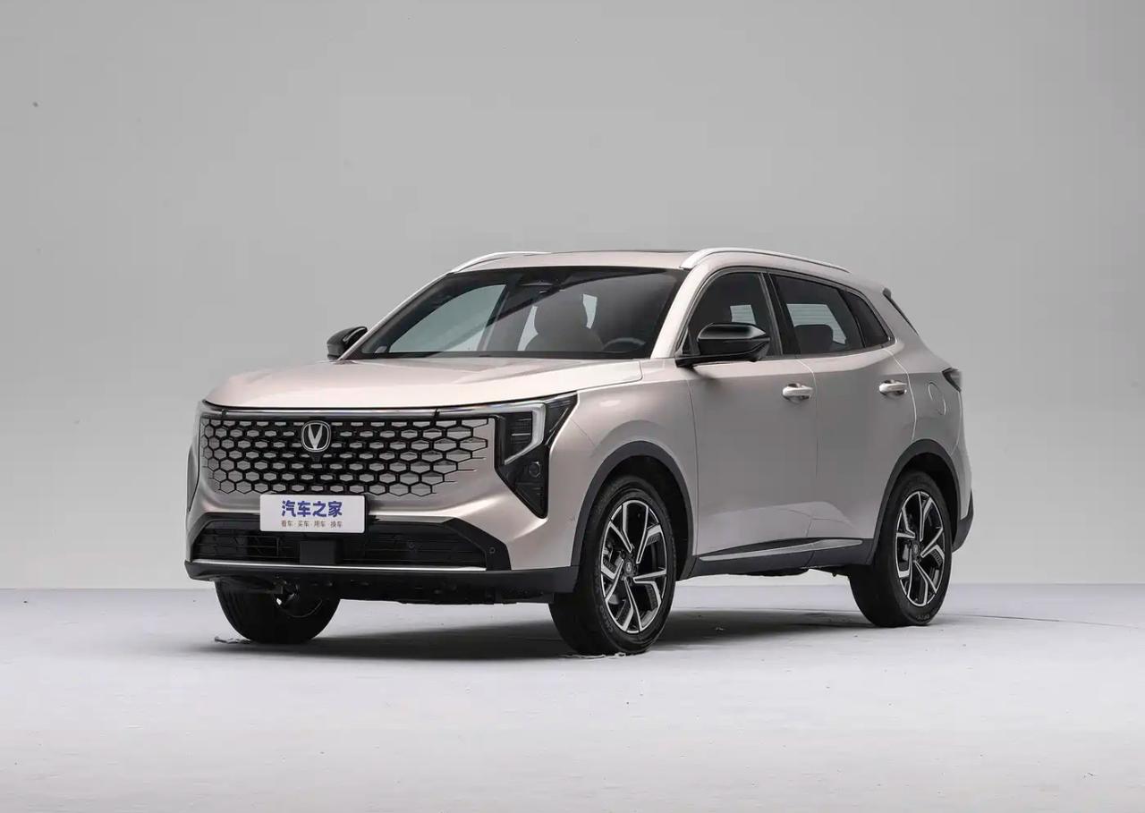 这台CS55PLUS，根本不是样子货定位就是标准的紧凑型家用SUV，5门5