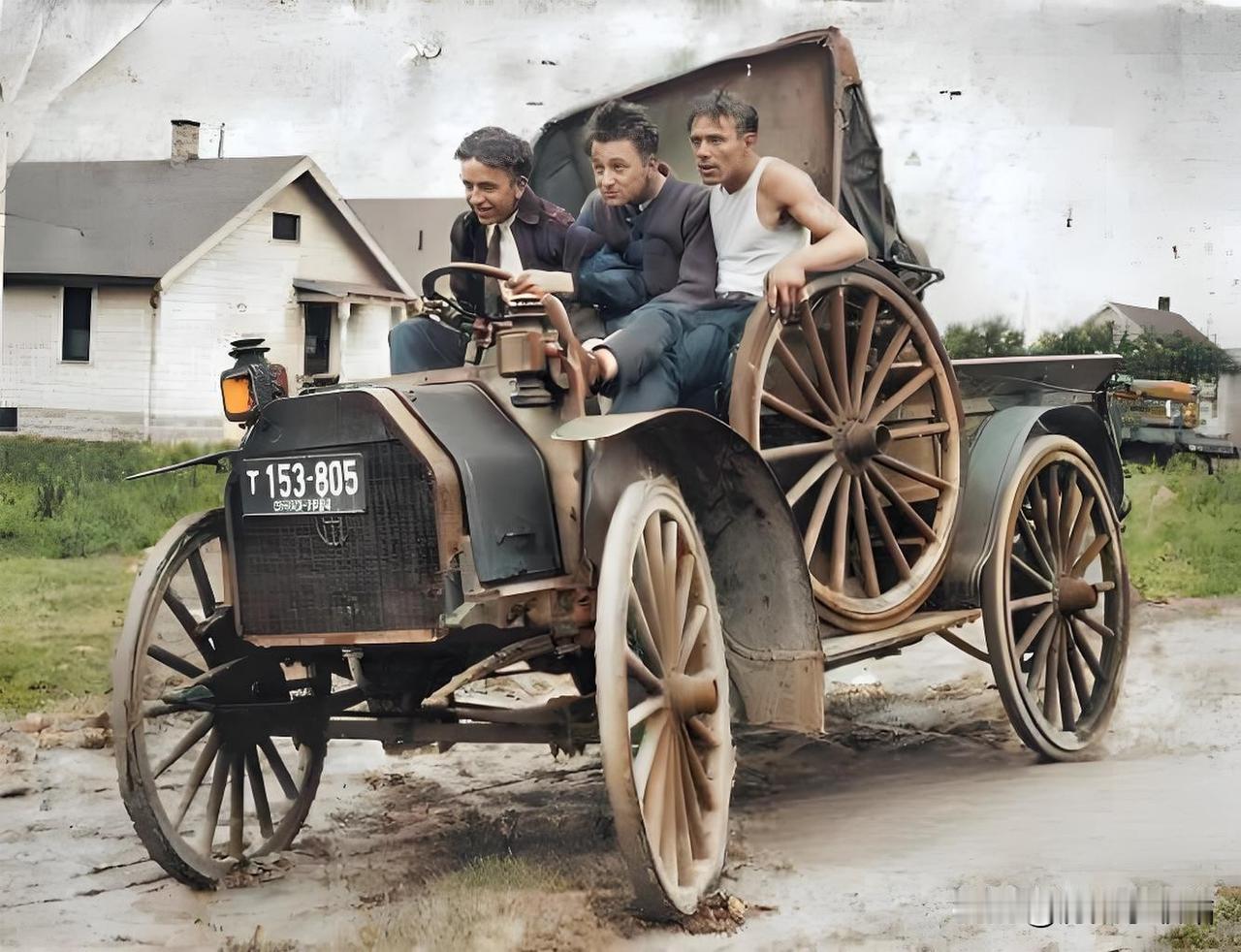 1924年夏末，底特律，一辆黑色ModelT敞篷车上，三个年轻人迫不及待地跳上