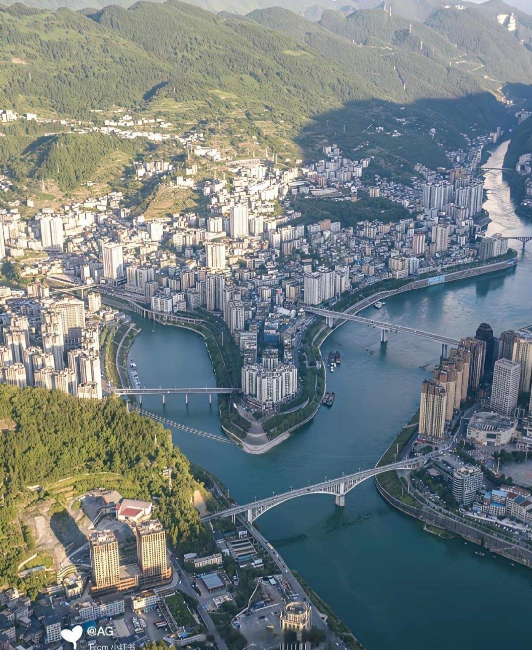 网友：难道去了一个山寨重庆？
