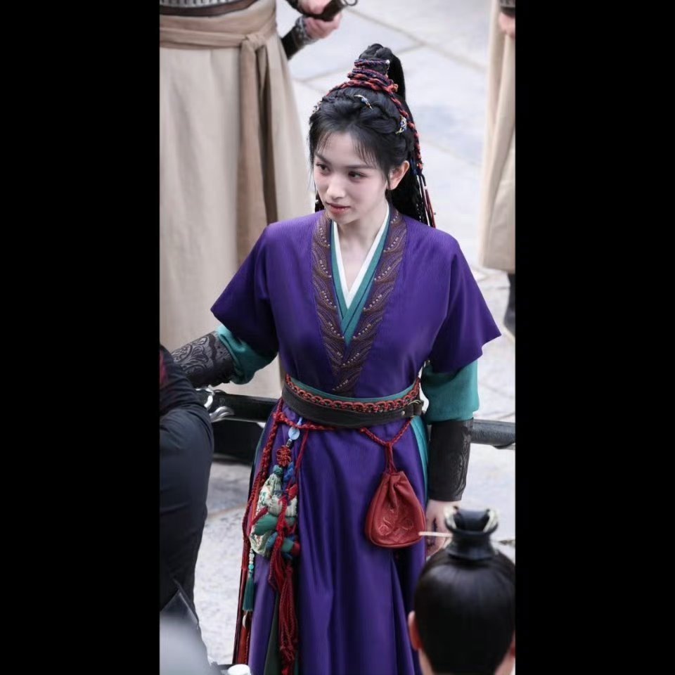 代露娃😦新剧绿萝的衣服颜色饱和度都好高啊​感觉红橙黄绿青蓝紫了凑成😎​​