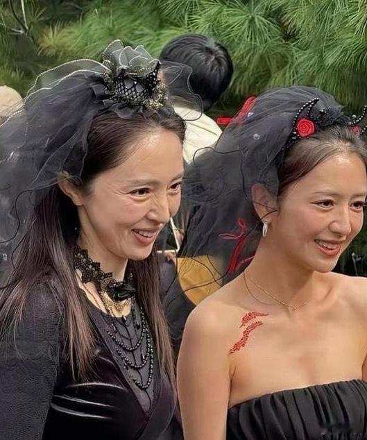 左边是网⁠⁠⁠友晒‏﻿的图，﻿右边‏是董⁠璇发的，⁠﻿这个对比是认真的吗？
