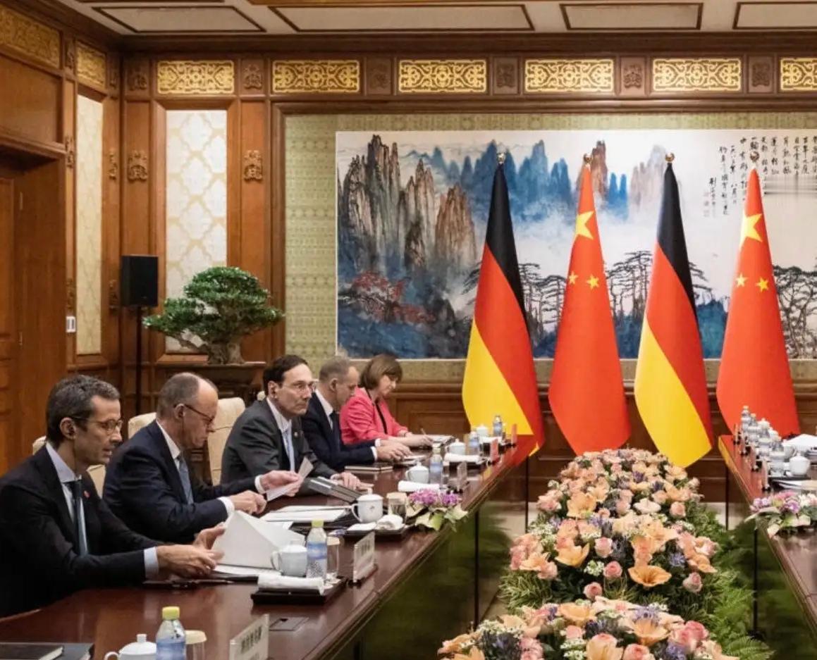 访华第一天（2月25日），德国总理默茨对外抛出重磅消息：中方有意采购最多120架