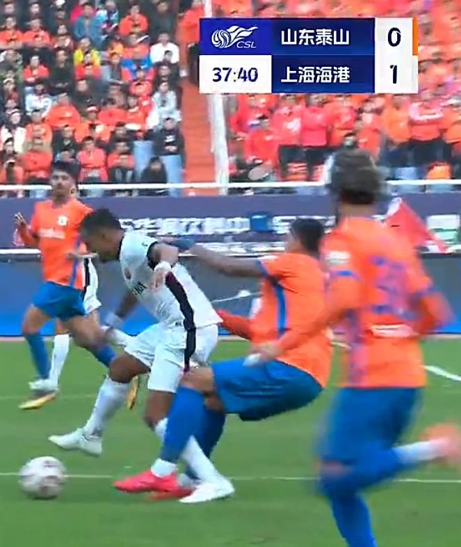 昏招频出。不明白韩鹏为什么执拗于三中卫？为了保证三名中后卫，宁愿让前锋出身的李