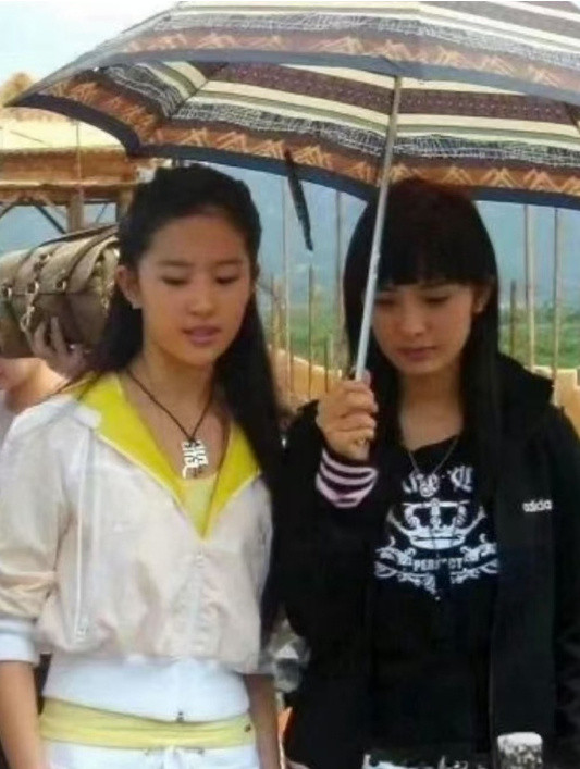 在那个没有ps的年代，杨幂和刘亦菲即便穿着运动服也美得好突出！​​​