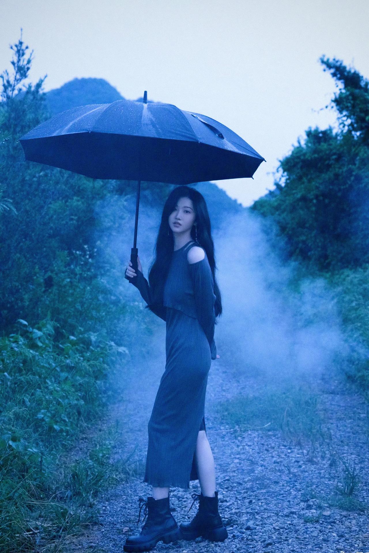景甜.小雨中撑伞