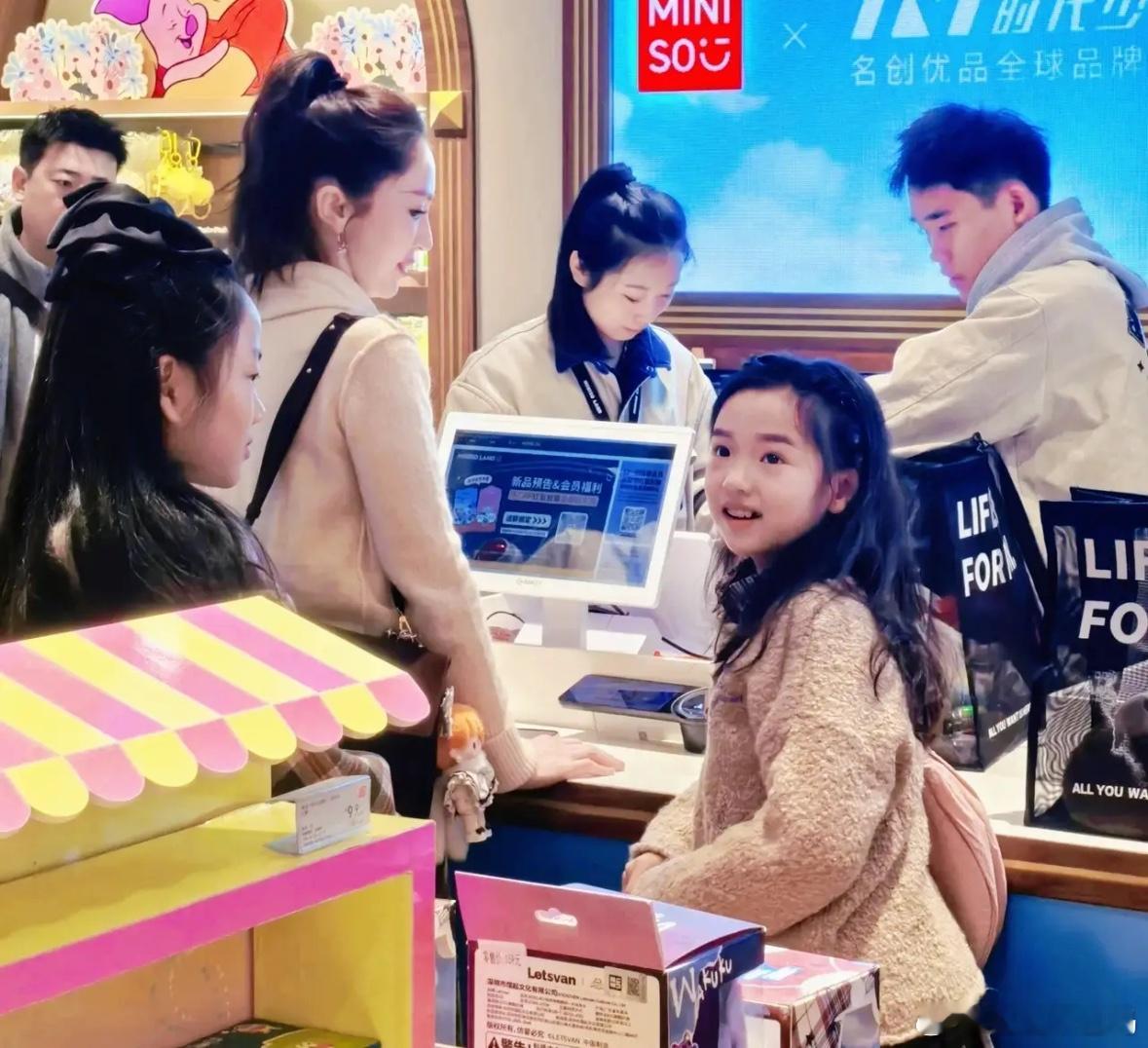 有网友在商场偶遇董璇和她女儿，小酒窝还是这么开朗明媚，真惹人喜欢！