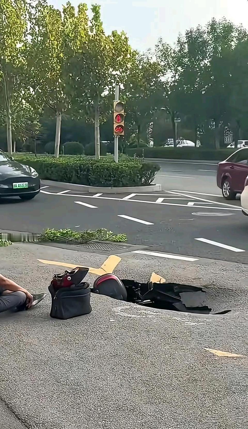 这种情况跟买彩票中奖一样难！地面塌了，该找谁说理去呢？城市道路塌陷