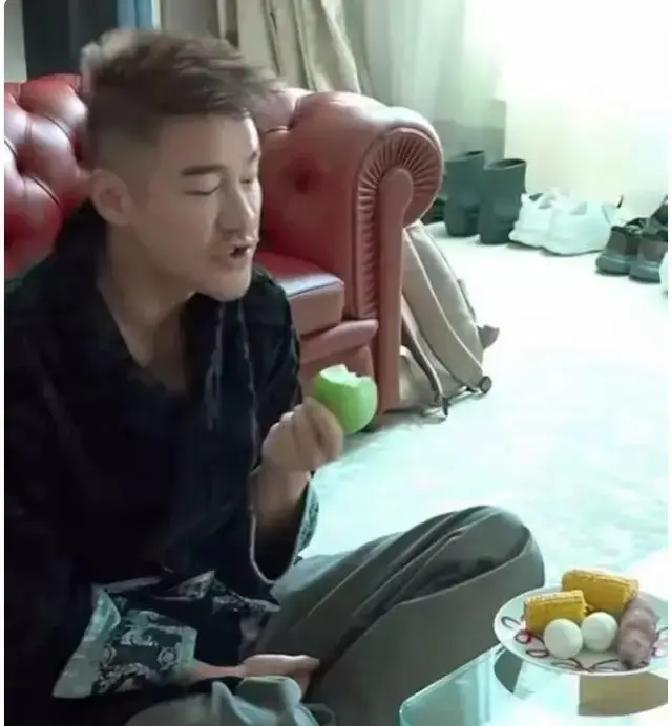 54岁胡兵平时看起来状态逆天，体检报告还显示身体机能像25岁一样年轻，可谁能想到