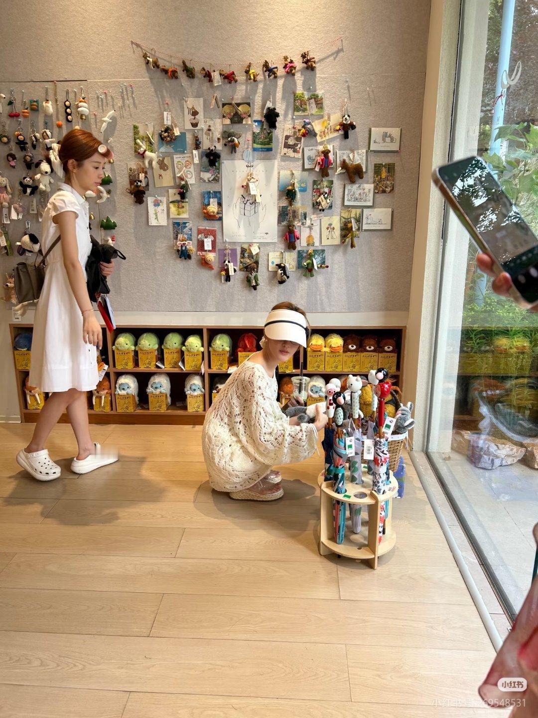网友成都偶遇赵露思和闺蜜逛街成都偶遇赵露思和闺蜜逛街好瘦啊露思娱乐​​