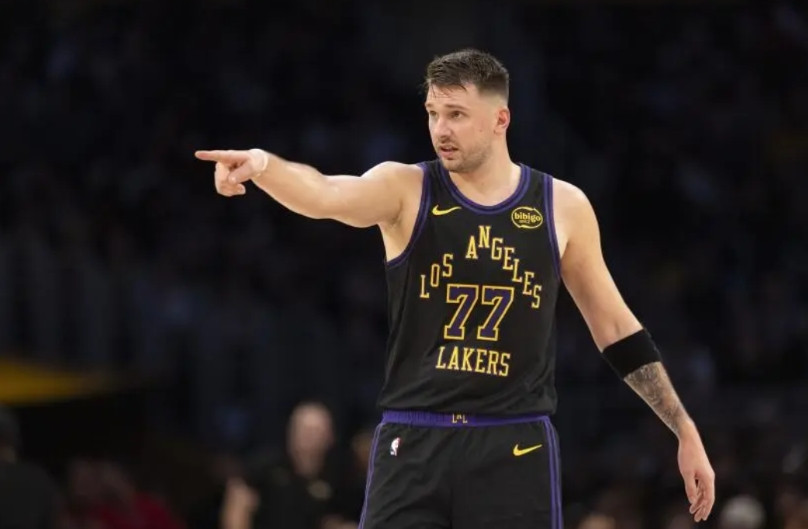 看完这场洛城德比，对东契奇的无语又多了一分。詹姆斯带着四个角色球员累死累活把防守