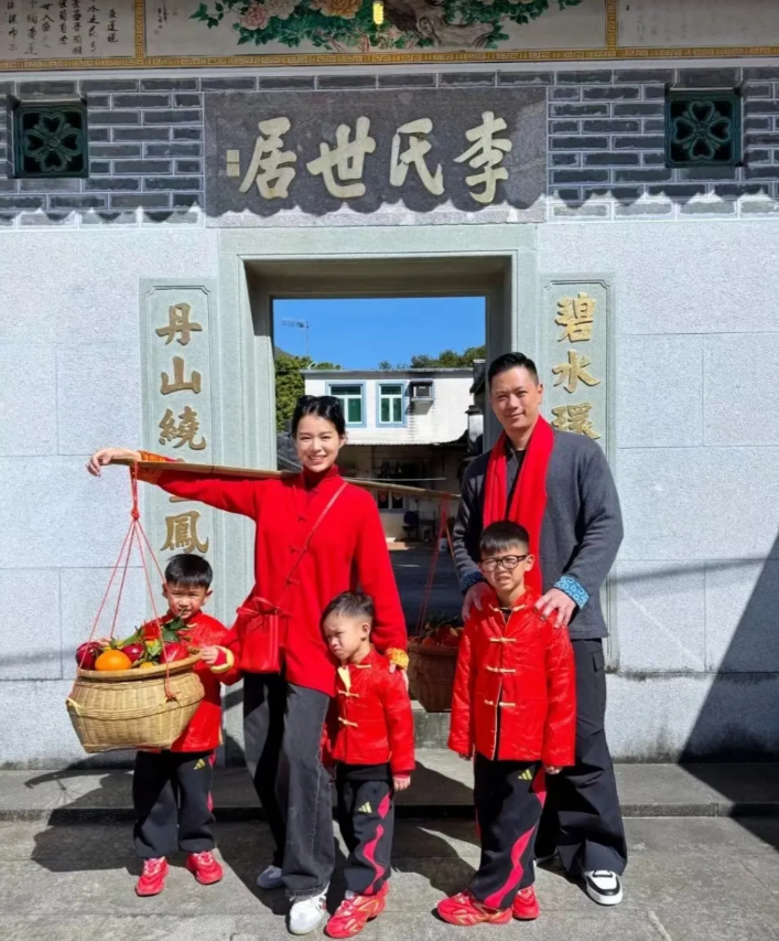 胡杏儿一家五口回乡祭祖，没想到她竟然是客家媳妇，挑扁担的样子好接地气，三个儿子十