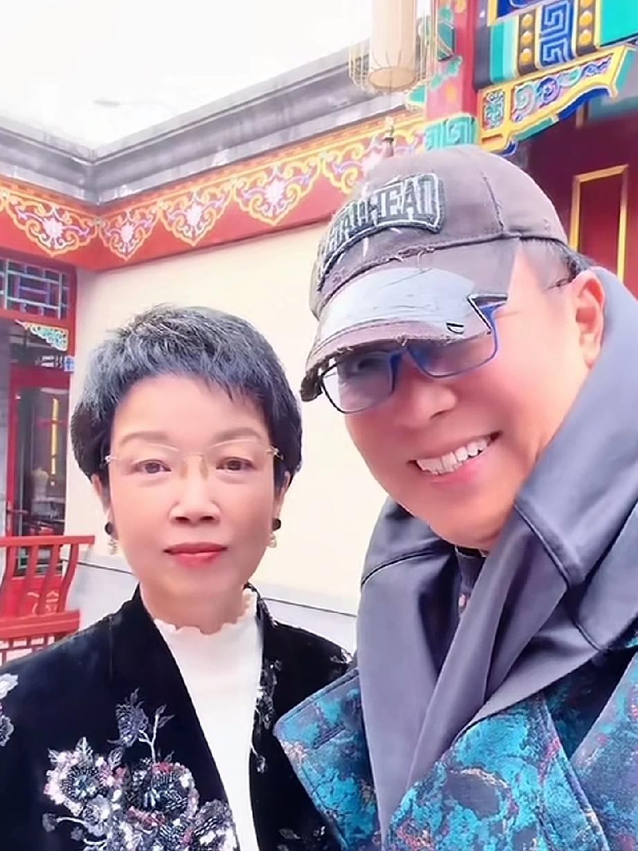 主持人黄薇和王为念俩人见面非常客气，王为念说:“薇薇呀，祝贺你的乐龄春晚圆满成功