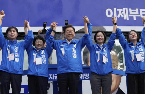 解放军收台韩国会不会出手，李在明的回答太迷惑了 日前，韩国大选即将开始，遥遥