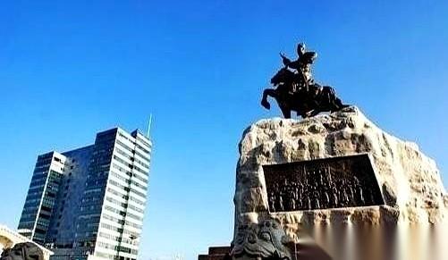 把视线拉回被夹在中间的蒙古国。一份口岸跨境铁路的图纸，硬生生在桌面上搁置了整整二