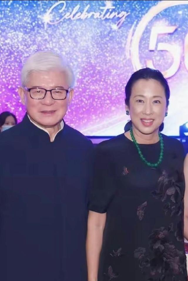 罗康瑞这回可是丢面子丢到了姥姥家，哪怕身家几百亿，亲儿子结婚愣是没让他进门，连个